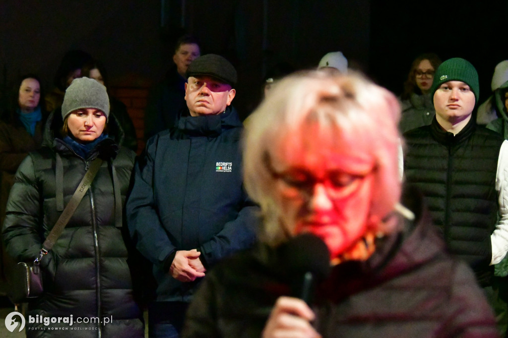 Wspólna modlitwa i śpiew. Relacja z Drogi Krzyżowej w Biłgoraju