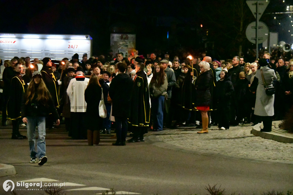 Wspólna modlitwa i śpiew. Relacja z Drogi Krzyżowej w Biłgoraju