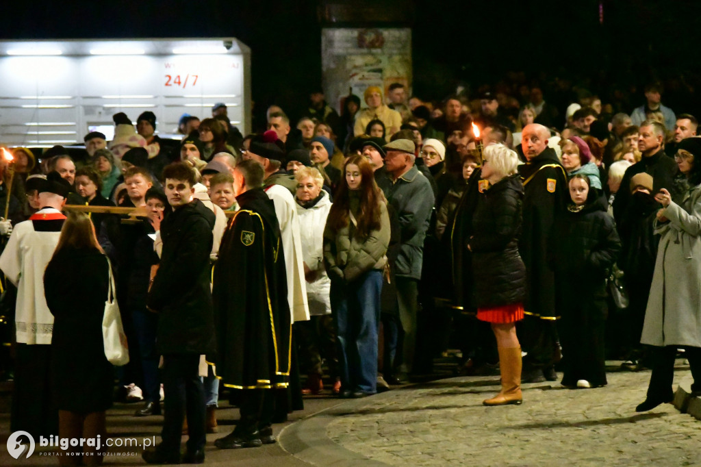 Wspólna modlitwa i śpiew. Relacja z Drogi Krzyżowej w Biłgoraju