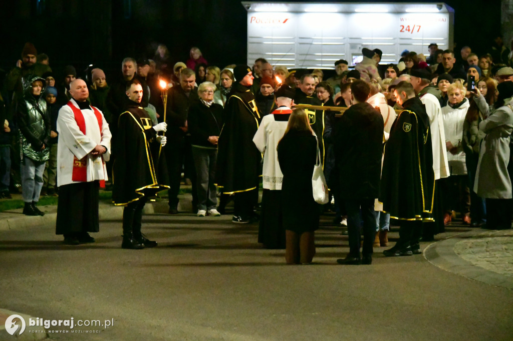 Wspólna modlitwa i śpiew. Relacja z Drogi Krzyżowej w Biłgoraju