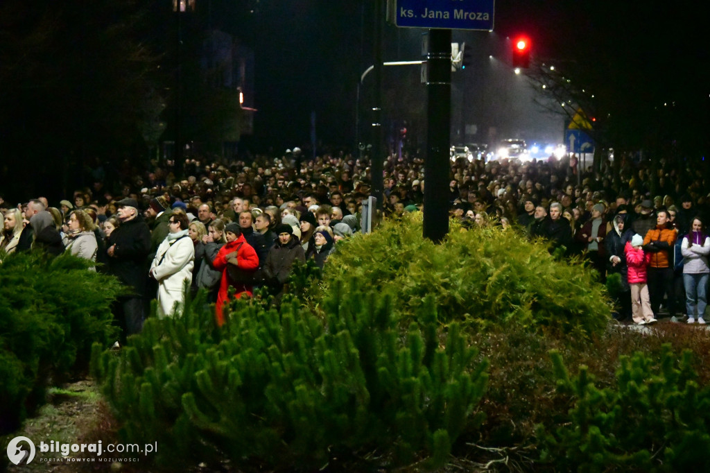 Wspólna modlitwa i śpiew. Relacja z Drogi Krzyżowej w Biłgoraju
