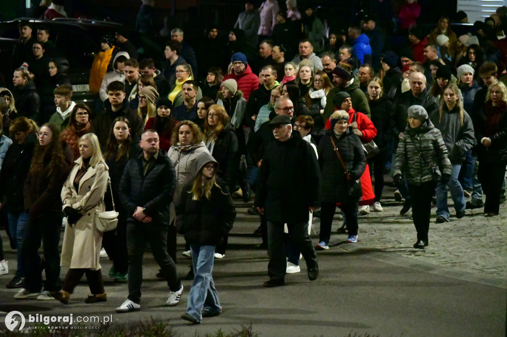 Wspólna modlitwa i śpiew. Relacja z Drogi Krzyżowej w Biłgoraju