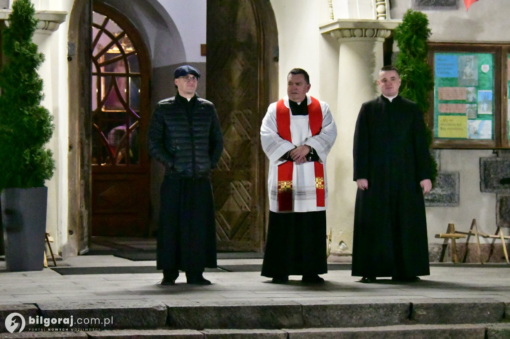 Wspólna modlitwa i śpiew. Relacja z Drogi Krzyżowej w Biłgoraju