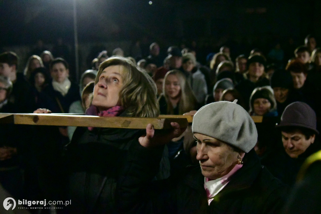 Wspólna modlitwa i śpiew. Relacja z Drogi Krzyżowej w Biłgoraju