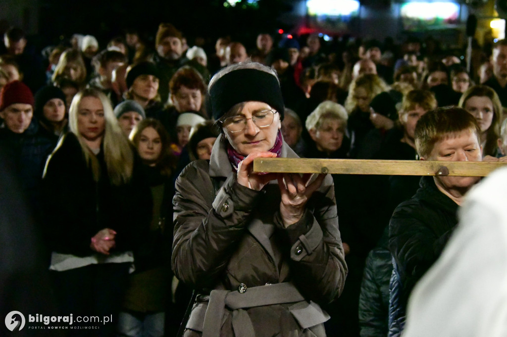 Wspólna modlitwa i śpiew. Relacja z Drogi Krzyżowej w Biłgoraju