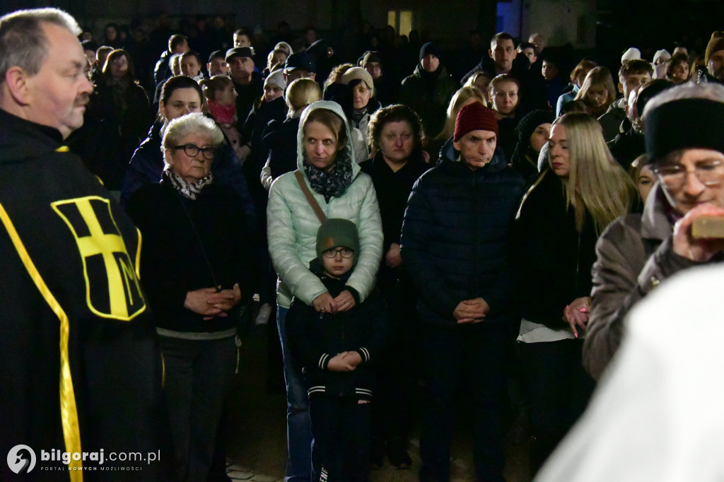 Wspólna modlitwa i śpiew. Relacja z Drogi Krzyżowej w Biłgoraju