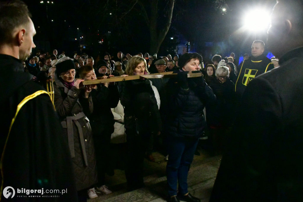 Wspólna modlitwa i śpiew. Relacja z Drogi Krzyżowej w Biłgoraju