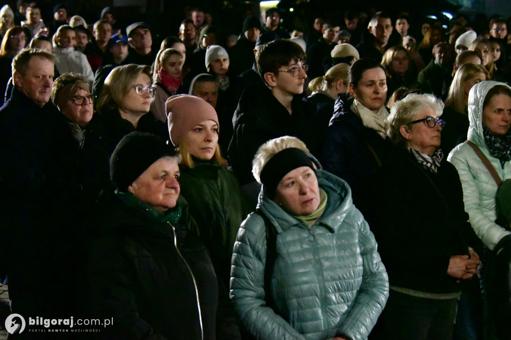Wspólna modlitwa i śpiew. Relacja z Drogi Krzyżowej w Biłgoraju