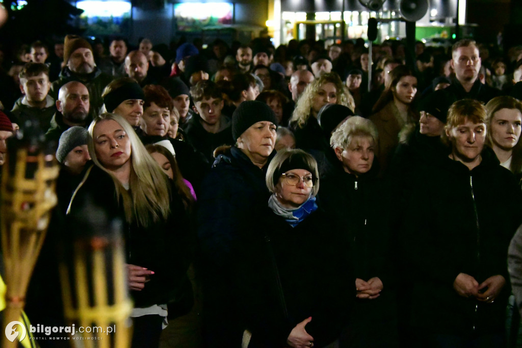 Wspólna modlitwa i śpiew. Relacja z Drogi Krzyżowej w Biłgoraju