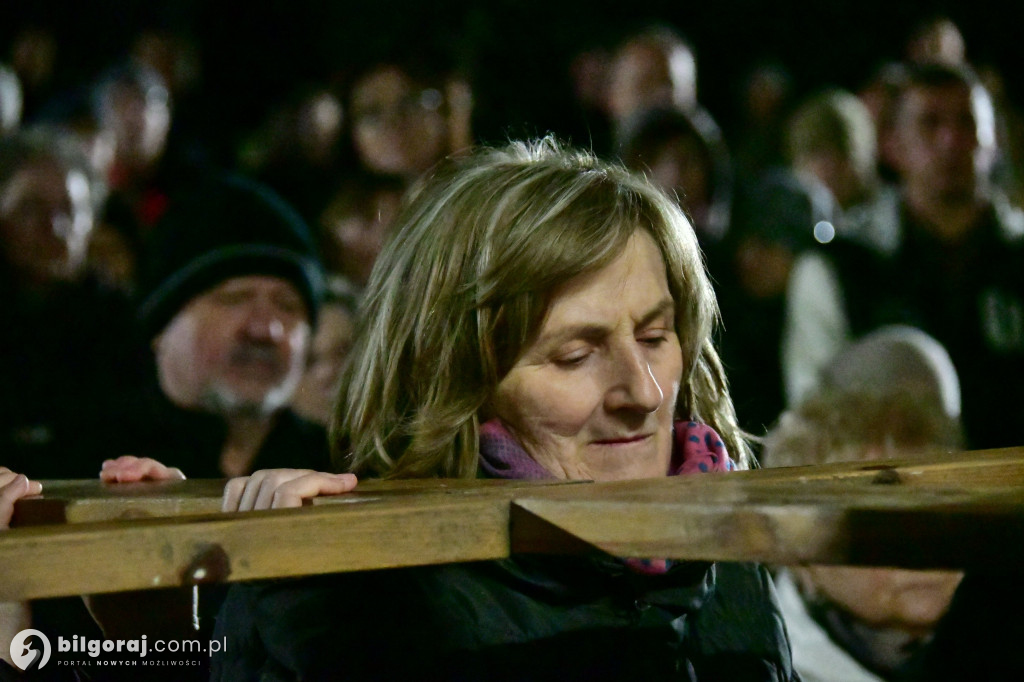 Wspólna modlitwa i śpiew. Relacja z Drogi Krzyżowej w Biłgoraju