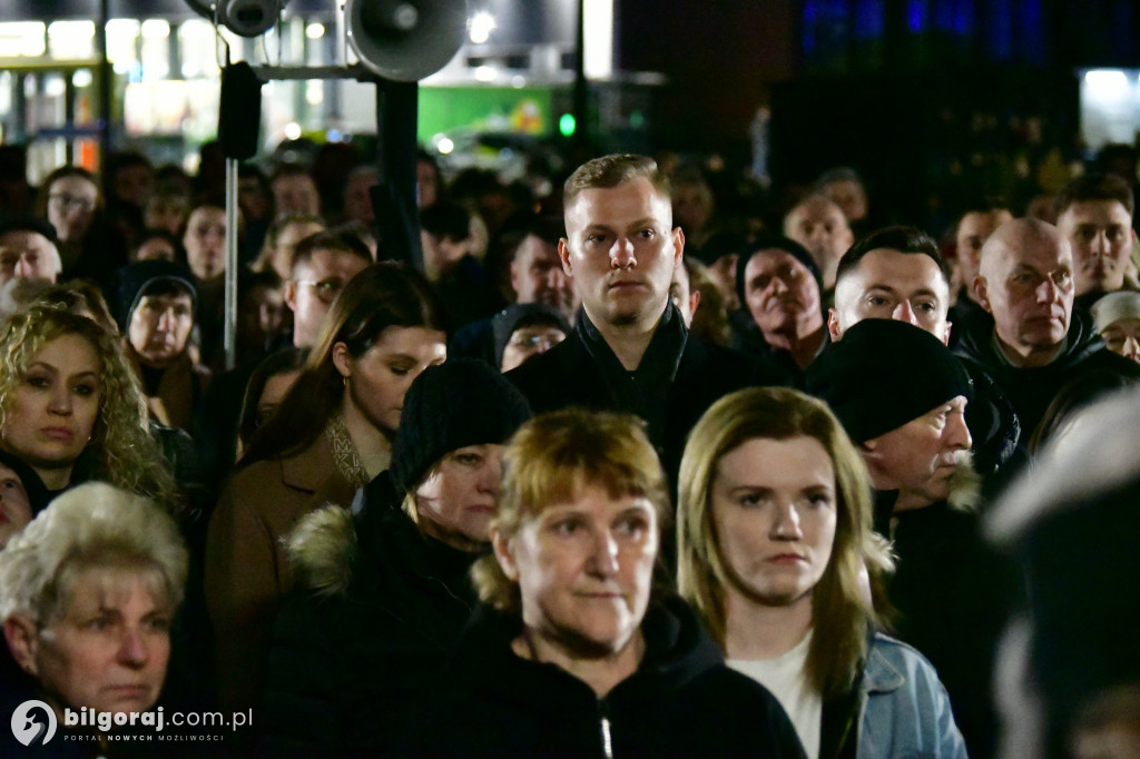 Wspólna modlitwa i śpiew. Relacja z Drogi Krzyżowej w Biłgoraju