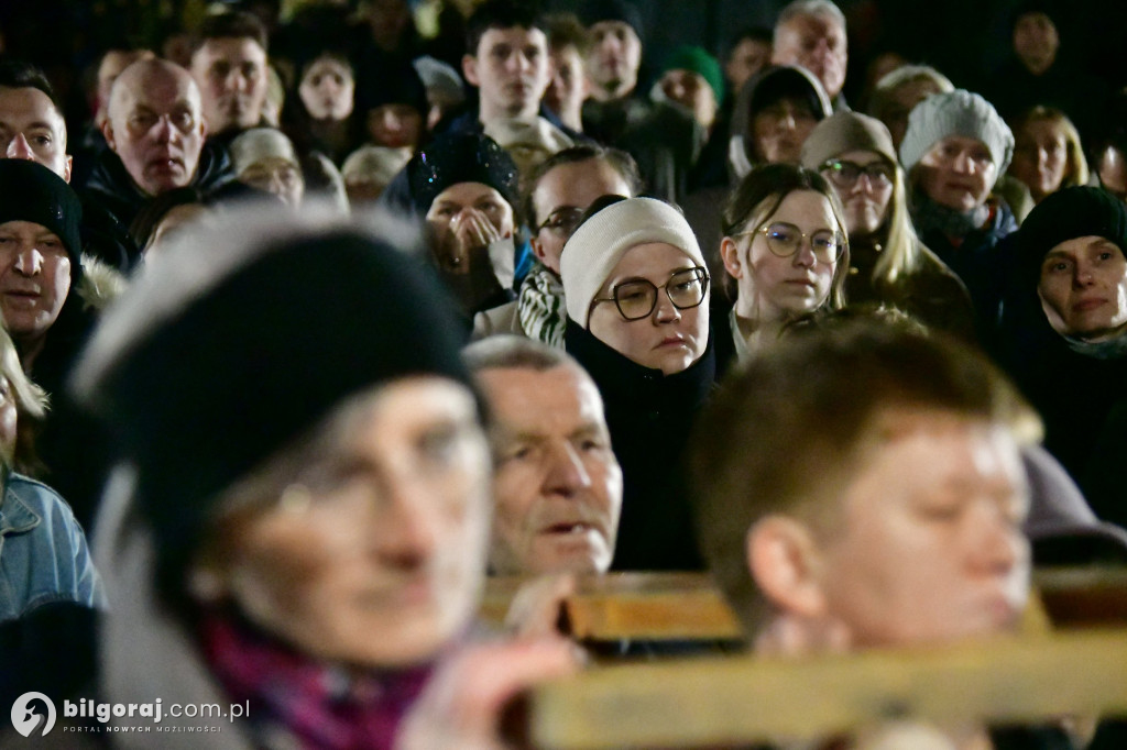 Wspólna modlitwa i śpiew. Relacja z Drogi Krzyżowej w Biłgoraju