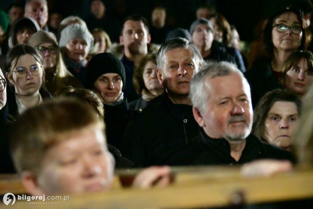 Wspólna modlitwa i śpiew. Relacja z Drogi Krzyżowej w Biłgoraju