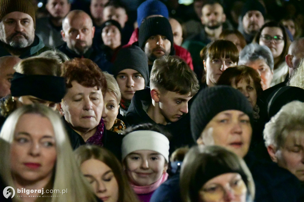 Wspólna modlitwa i śpiew. Relacja z Drogi Krzyżowej w Biłgoraju