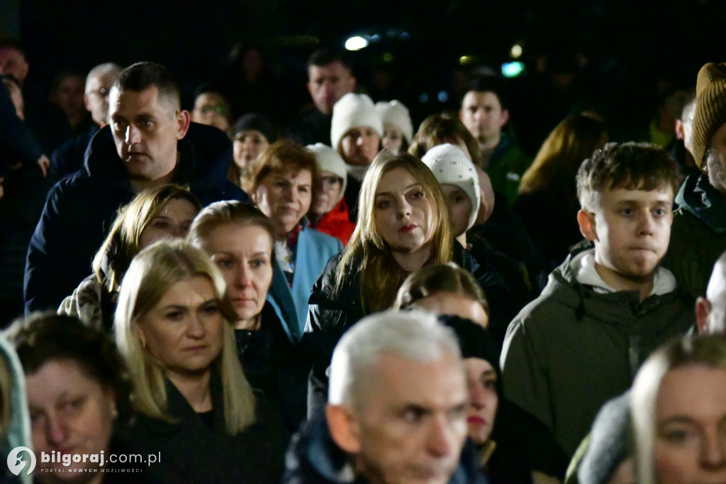 Wspólna modlitwa i śpiew. Relacja z Drogi Krzyżowej w Biłgoraju