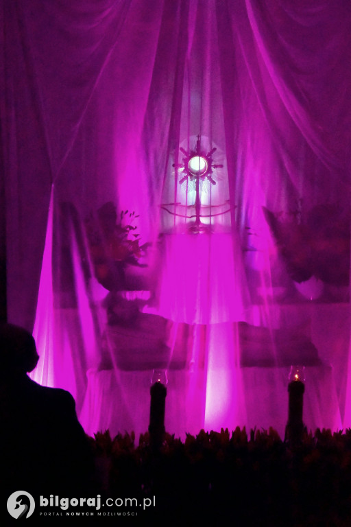 Wspólna modlitwa i śpiew. Relacja z Drogi Krzyżowej w Biłgoraju