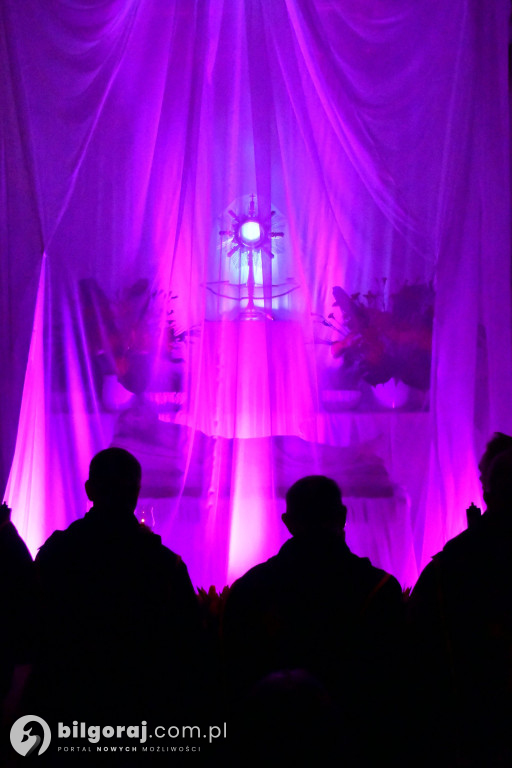 Wspólna modlitwa i śpiew. Relacja z Drogi Krzyżowej w Biłgoraju