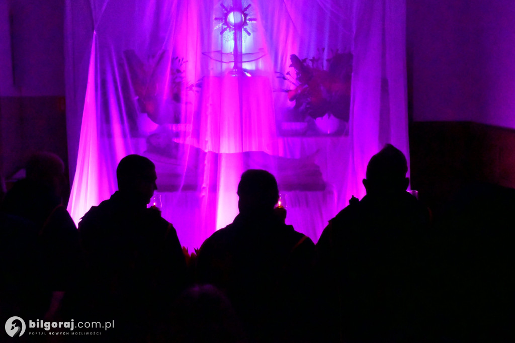 Wspólna modlitwa i śpiew. Relacja z Drogi Krzyżowej w Biłgoraju