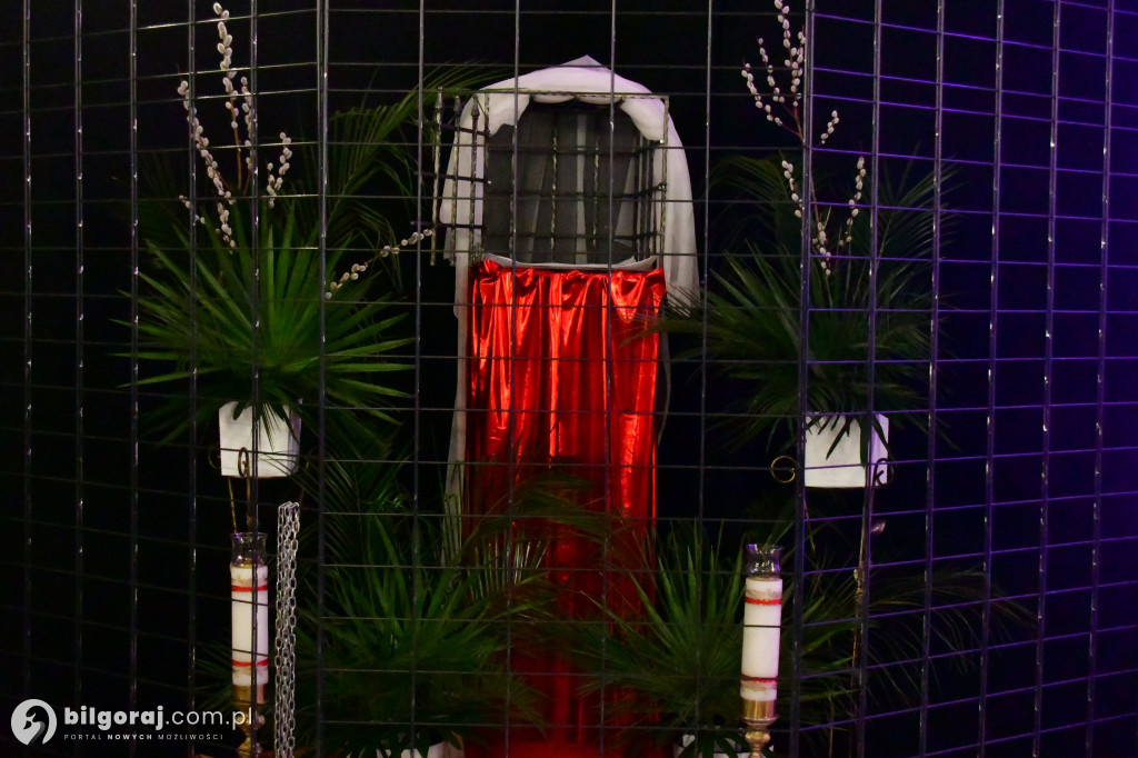 Wspólna modlitwa i śpiew. Relacja z Drogi Krzyżowej w Biłgoraju