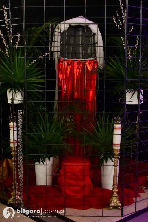 Wspólna modlitwa i śpiew. Relacja z Drogi Krzyżowej w Biłgoraju