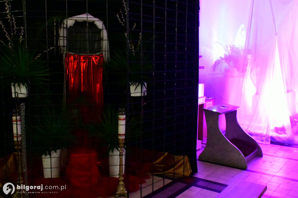 Wspólna modlitwa i śpiew. Relacja z Drogi Krzyżowej w Biłgoraju