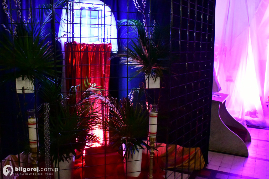 Wspólna modlitwa i śpiew. Relacja z Drogi Krzyżowej w Biłgoraju