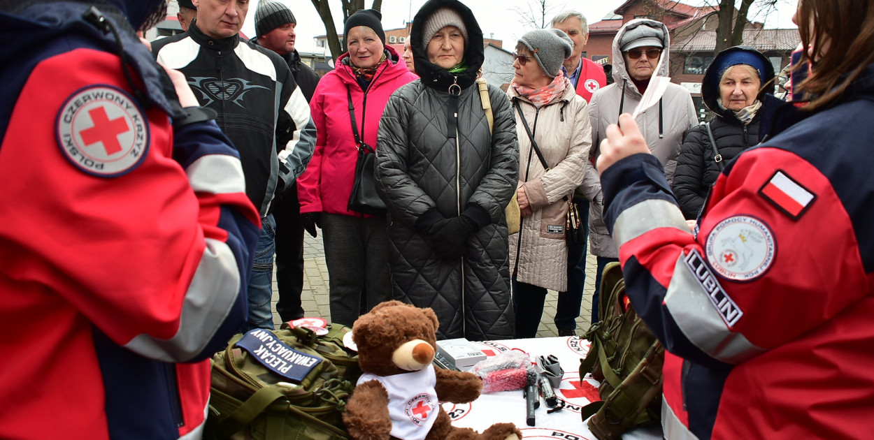 Plecak ewakuacyjny i wsparcie psychiczne – PCK szkoli mieszkańców Biłgoraja