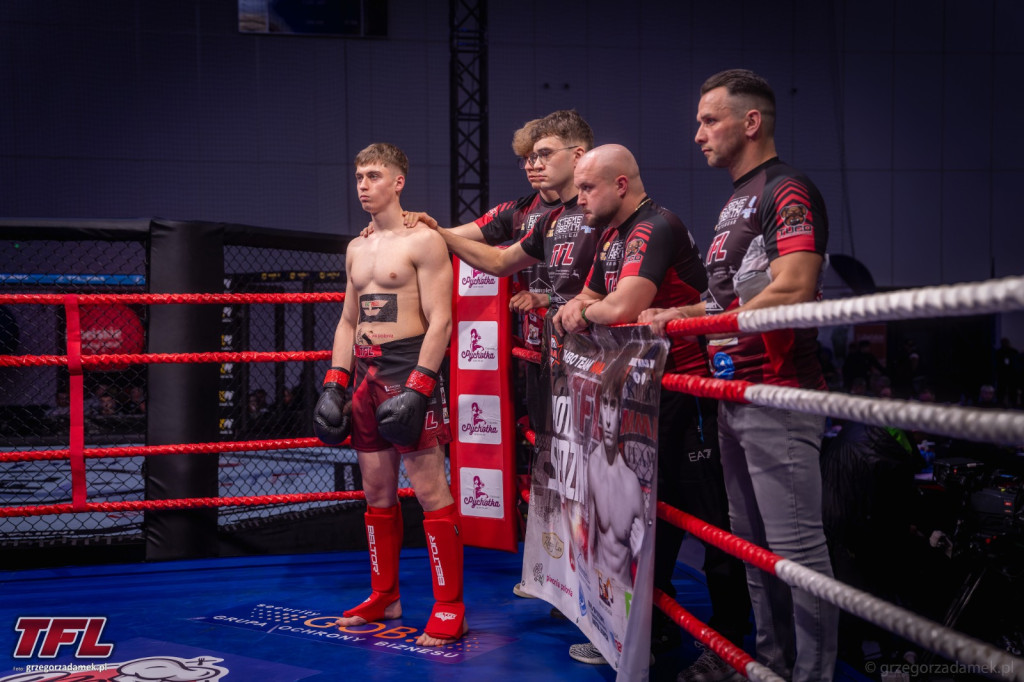 Młody gniewny z gminy Frampol Piotr Sędzin triumfuje w ringu podczas gali w Lublinie