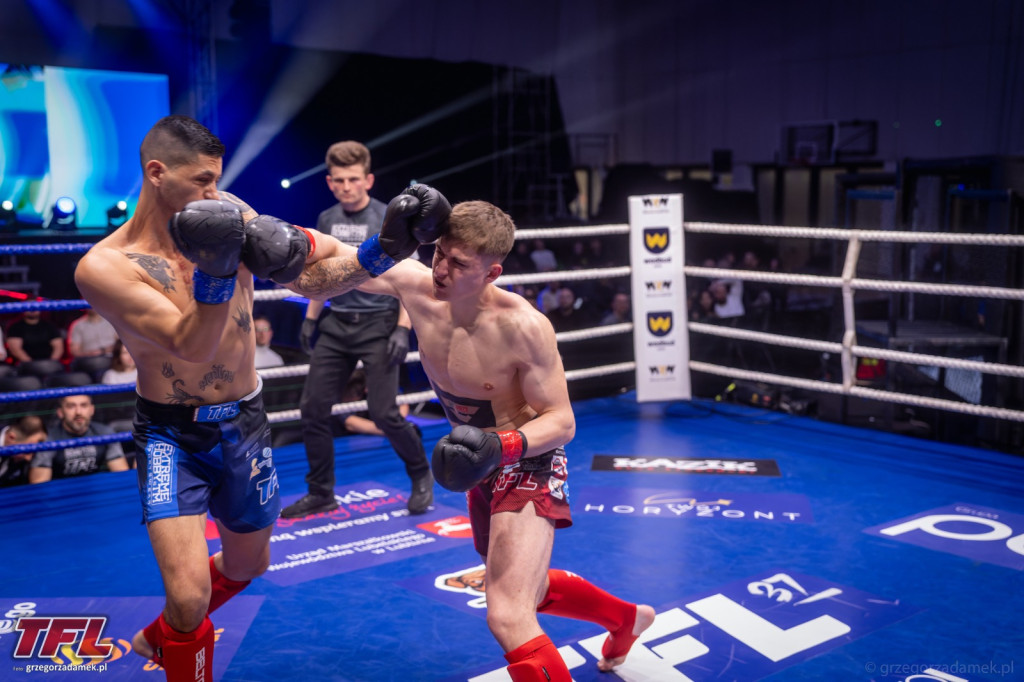 Młody gniewny z gminy Frampol Piotr Sędzin triumfuje w ringu podczas gali w Lublinie