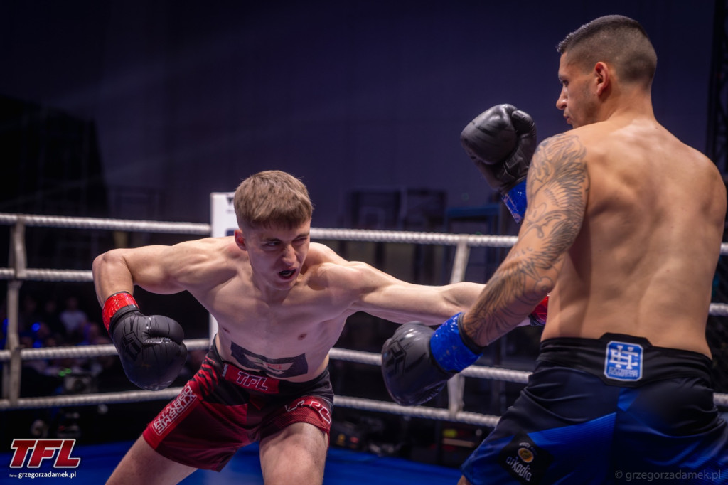 Młody gniewny z gminy Frampol Piotr Sędzin triumfuje w ringu podczas gali w Lublinie