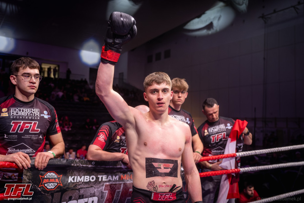 Młody gniewny z gminy Frampol Piotr Sędzin triumfuje w ringu podczas gali w Lublinie