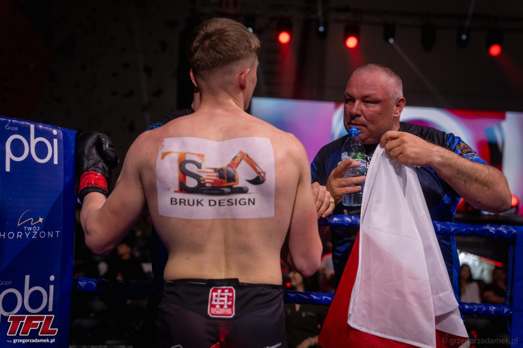 Młody gniewny z gminy Frampol Piotr Sędzin triumfuje w ringu podczas gali w Lublinie