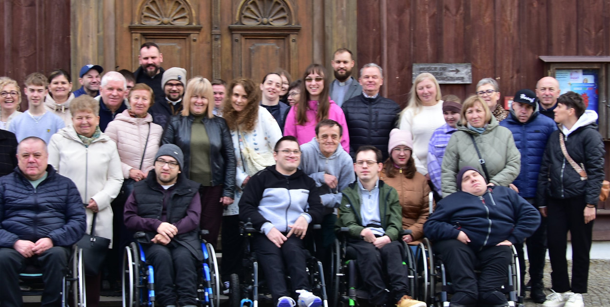 Modlitwa u grobu ks. Budzyńskiego: Relacja z dnia skupienia w Górecku Kościelnym