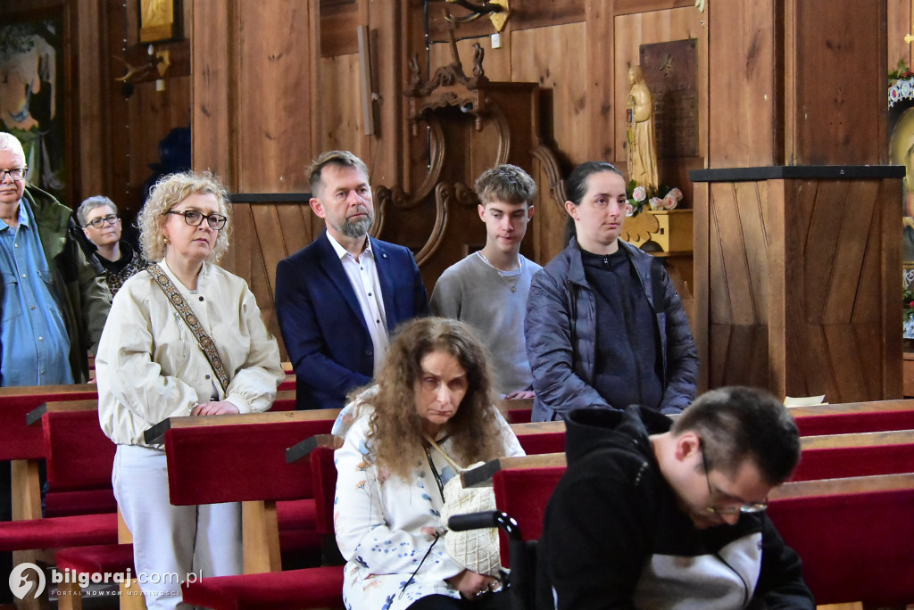 Modlitwa u grobu ks. Budzyńskiego: Relacja z dnia skupienia w Górecku Kościelnym