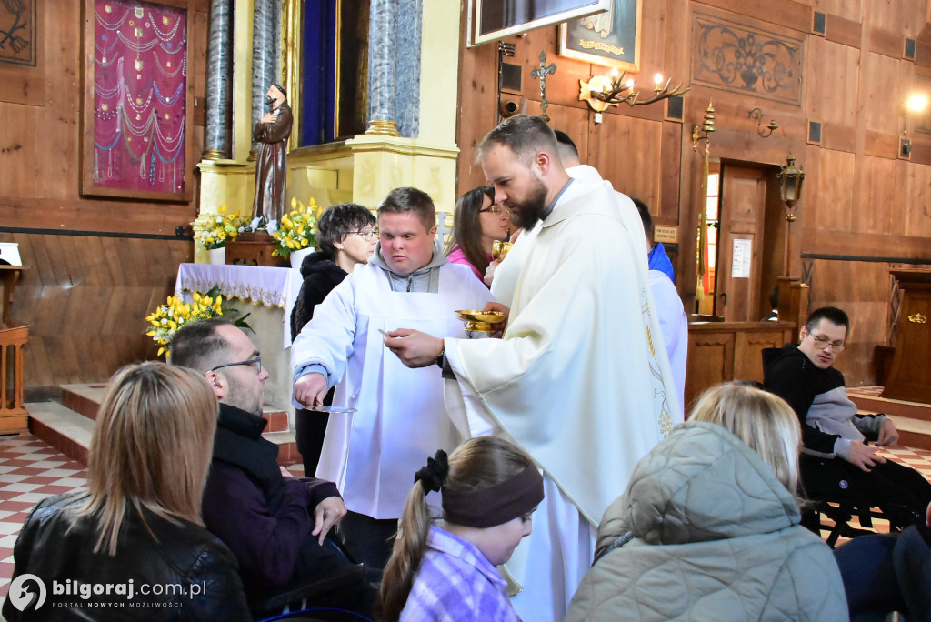 Modlitwa u grobu ks. Budzyńskiego: Relacja z dnia skupienia w Górecku Kościelnym