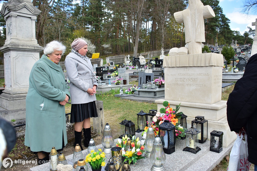 Modlitwa u grobu ks. Budzyńskiego: Relacja z dnia skupienia w Górecku Kościelnym