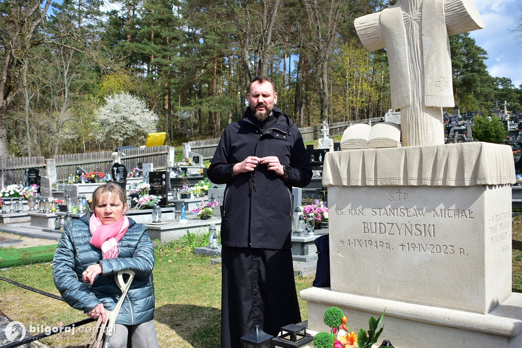 Modlitwa u grobu ks. Budzyńskiego: Relacja z dnia skupienia w Górecku Kościelnym