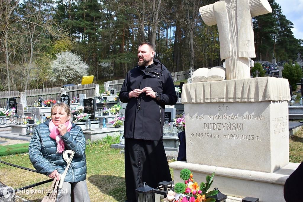 Modlitwa u grobu ks. Budzyńskiego: Relacja z dnia skupienia w Górecku Kościelnym