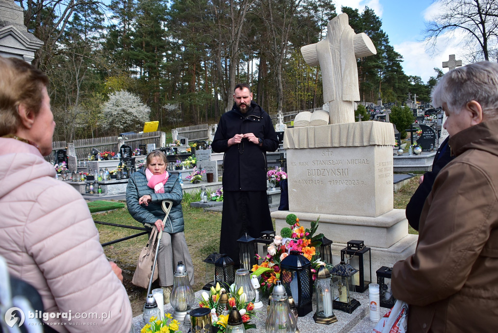 Modlitwa u grobu ks. Budzyńskiego: Relacja z dnia skupienia w Górecku Kościelnym