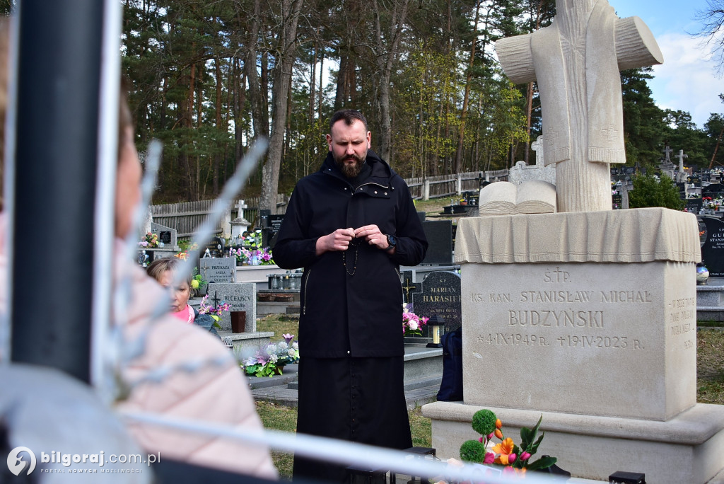 Modlitwa u grobu ks. Budzyńskiego: Relacja z dnia skupienia w Górecku Kościelnym