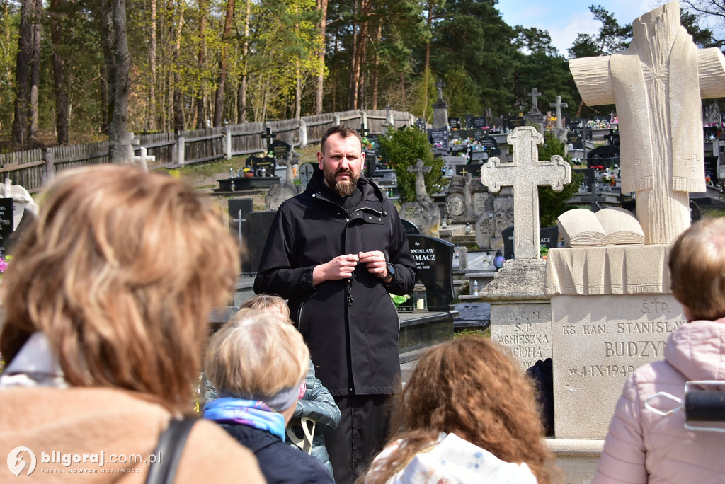 Modlitwa u grobu ks. Budzyńskiego: Relacja z dnia skupienia w Górecku Kościelnym