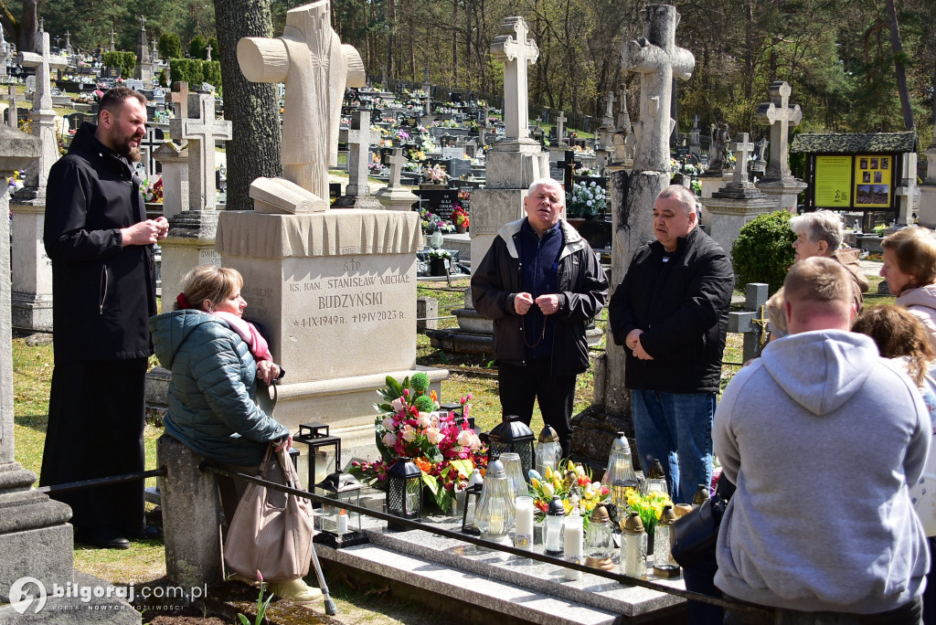 Modlitwa u grobu ks. Budzyńskiego: Relacja z dnia skupienia w Górecku Kościelnym