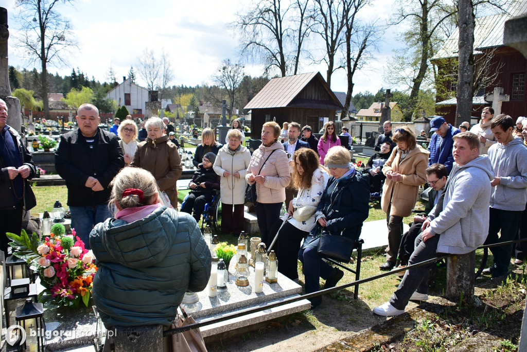 Modlitwa u grobu ks. Budzyńskiego: Relacja z dnia skupienia w Górecku Kościelnym