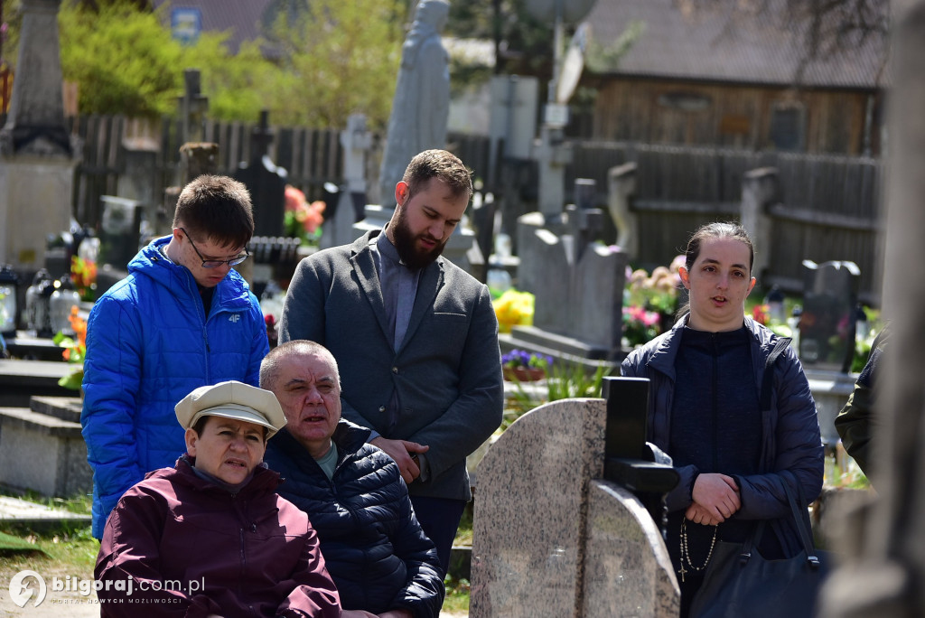 Modlitwa u grobu ks. Budzyńskiego: Relacja z dnia skupienia w Górecku Kościelnym