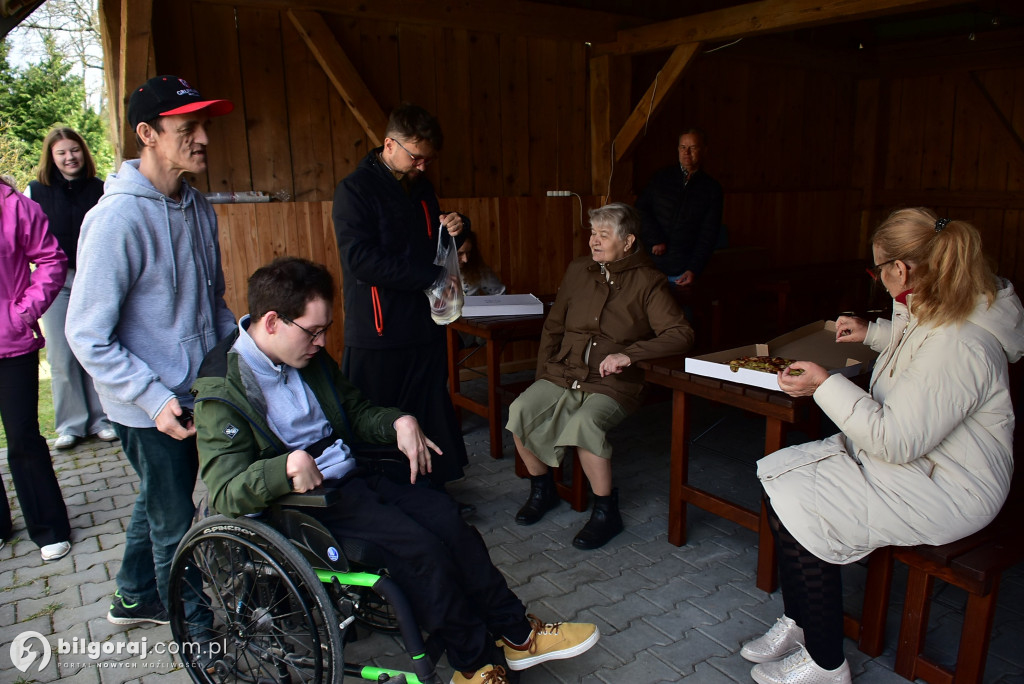 Modlitwa u grobu ks. Budzyńskiego: Relacja z dnia skupienia w Górecku Kościelnym