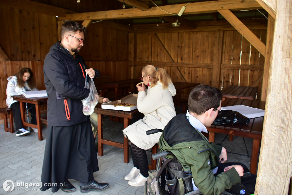Modlitwa u grobu ks. Budzyńskiego: Relacja z dnia skupienia w Górecku Kościelnym