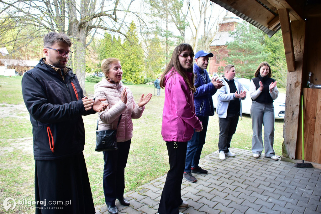 Modlitwa u grobu ks. Budzyńskiego: Relacja z dnia skupienia w Górecku Kościelnym