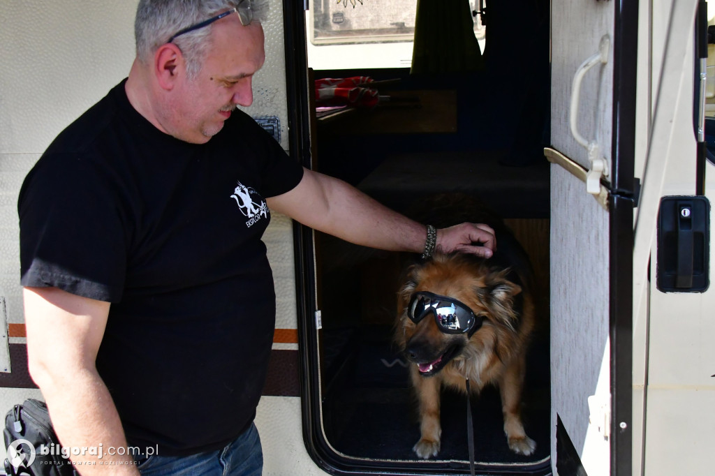 Miasteczko Kresowe wypełniło się legendami motoryzacji. Relacja z otwarcia sezonu