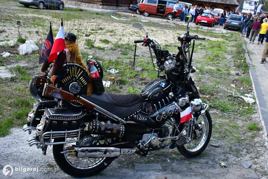 Miasteczko Kresowe wypełniło się legendami motoryzacji. Relacja z otwarcia sezonu