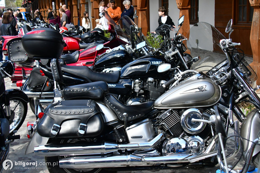 Miasteczko Kresowe wypełniło się legendami motoryzacji. Relacja z otwarcia sezonu